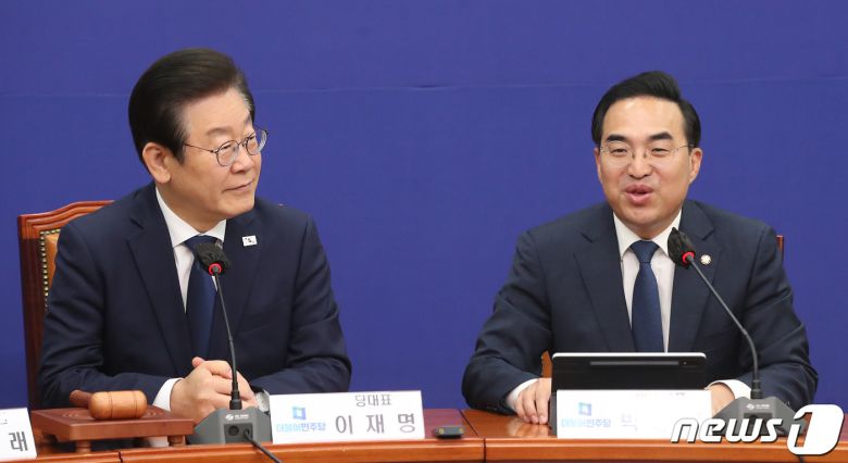 박홍근 더불어민주당 원내대표(오른쪽)가 28일 오전 서울 여의도 국회에서 열린 최고위원회의에서 모두발언을 하고 있다. 2023.4.28/뉴스1 ⓒ News1 임세영 기자