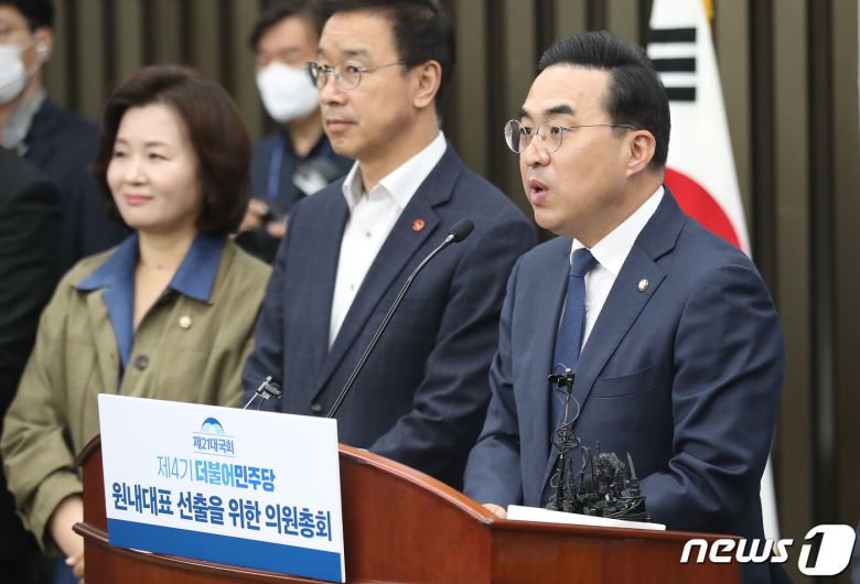 박홍근 더불어민주당 원내대표가 28일 오전 서울 여의도 국회에서 열린 '제4기 원내대표 선출 의원총회'에서 발언을 하고 있다. 2023.4.28/뉴스1 ⓒ News1 임세영 기자