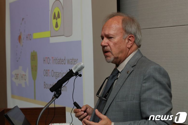 티머시 무쏘 미국 사우스캐롤라이나대학교 생물학 교수가 27일 오전 서울 여의도 전경련회관에서 열린 그린피스 해외 전문가 초청 기자회견에서 삼중수소의 생물학적 영향연구를 발표하며 후쿠시마 오염수 방류의 문제점을 지적하고 있다. 2023.4.27/뉴스1 ⓒ News1 구윤성 기자