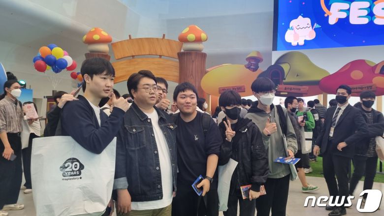 강원기 넥슨 총괄 디렉터가 팬 페스트 현장을 찾은 모습. 용사들은 줄을 서서 강 디렉터와 기념사진을 비롯한 셀카를 찍기도 했다. (박소은 기자)