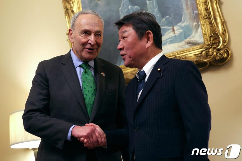 1일(현지시간) 미국 워싱턴에서 척 슈머 민주당 상원 원내대표와 모테기 도시미쓰 자민당 간사장이 악수를 나누고 있다. ⓒ AFP=뉴스1 ⓒ News1 권진영 기자