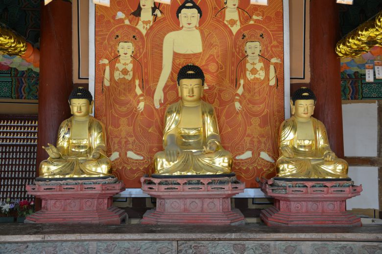 순천 동화사 목조석가여래삼불좌상. (문화재청 제공)