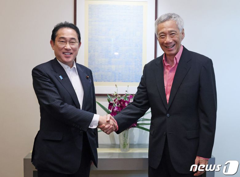 기시다 후미오 일본 총리가 5일 리셴룽 싱가포르 총리와 만나 악수하고 있다. 2023.05.05/뉴스1