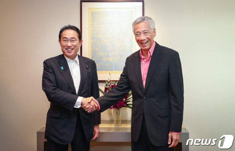 기시다 후미오 일본 총리는 5일 낮 싱가포르의 창이 국제 공항에서 리셴룽 싱가포르 총리와 오찬회동을 가졌다. ⓒ AFP=뉴스1