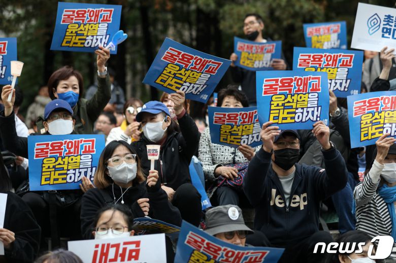 한일역사정의평화행동 구성원들이 6일 오후 서울 세종대로 파이낸스 빌딩 앞에서 기시다 일본 총리의 방한을 앞두고 강제동원, 일본군성노예제 역사왜곡, 후쿠시마 오염수 해양투기, 한미일 군사훈련 등을 규탄하고 있다. 2023.5.6/뉴스1 ⓒ News1 이승배 기자