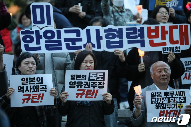 한일역사정의평화행동 구성원들이 6일 오후 서울 세종대로 파이낸스 빌딩 앞에서 기시다 일본 총리의 방한을 앞두고 강제동원, 일본군성노예제 역사왜곡, 후쿠시마 오염수 해양투기, 한미일 군사훈련 등을 규탄하고 있다. 2023.5.6/뉴스1 ⓒ News1 이승배 기자