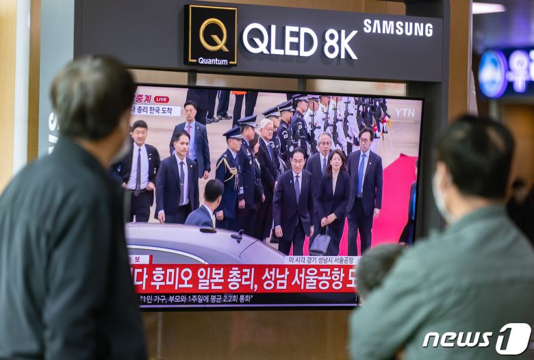 7일 오전 서울 용산구 서울역에서 시민들이 기시다 후미오 일본 총리가 서울공항에 도착하는 모습을 TV를 통해 시청하고 있다. 2023.5.7/뉴스1 ⓒ News1 이재명 기자