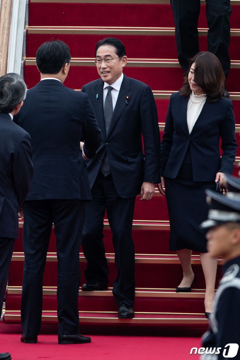 기시다 후미오(岸田文雄) 일본 총리 내외가 7일 경기 성남시 서울공항에 도착해 환영인사들과 인사를 나누고 있다.  2023.5.7/뉴스1 ⓒ News1 유승관 기자