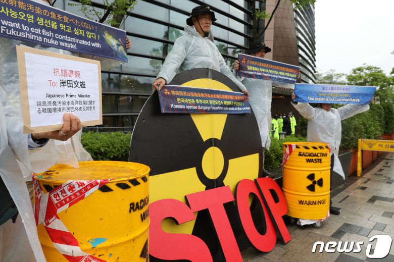 환경보건시민센터를 비롯한 환경단체 구성원들이 6일 오후 서울 종로구 일본대사관 앞에서 후쿠시마 원전오염수 해양 투기 반대 기자회견을 하고 있다. 2023.5.6/뉴스1 ⓒ News1 이승배 기자