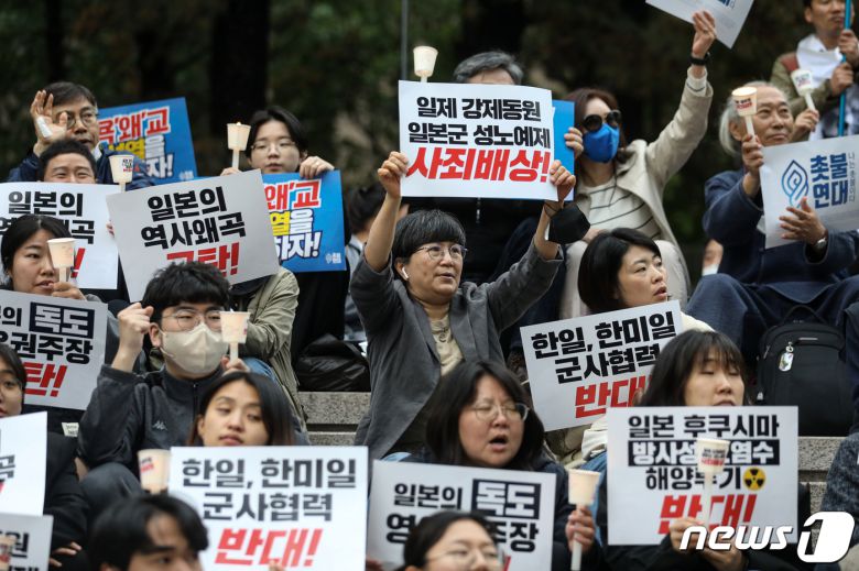 한일역사정의평화행동 구성원들이 6일 오후 서울 세종대로 파이낸스 빌딩 앞에서 기시다 일본 총리의 방한을 앞두고 강제동원, 일본군성노예제 역사왜곡, 후쿠시마 오염수 해양투기, 한미일 군사훈련 등을 규탄하고 있다. 2023.5.6/뉴스1 ⓒ News1 이승배 기자