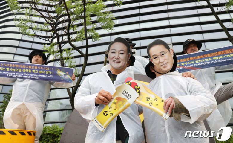 환경보건시민센터를 비롯한 환경단체 구성원들이 6일 오후 서울 종로구 일본대사관 앞에서 후쿠시마 원전오염수 해양 투기 반대 기자회견을 하고 있다. 2023.5.6/뉴스1 ⓒ News1 이승배 기자