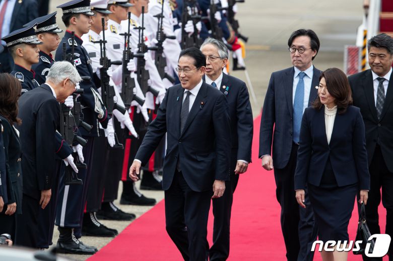 기시다 후미오(岸田文雄) 일본 총리 내외가 7일 경기 성남시 서울공항에 도착해 환영인사들과 인사를 나누고 있다. 2023.5.7/뉴스1 ⓒ News1 유승관 기자