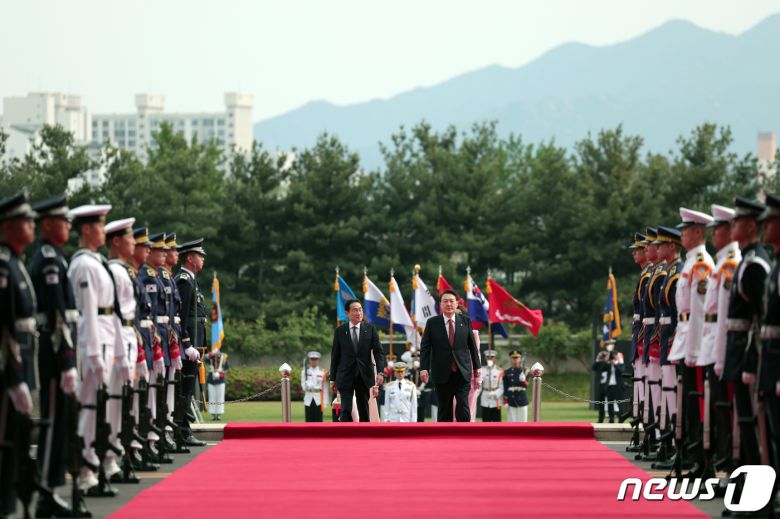 윤석열 대통령과 기시다 후미오 일본 총리가 7일 서울 용산 대통령실 청사 잔디마당에서 열린 공식 환영식을 마친 후 나란히 이동하고 있다. (대통령실 제공) 2023.5.7/뉴스1 ⓒ News1 오대일 기자