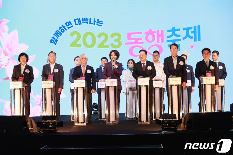 9일 이영 중소벤처기업부 장관을 비롯한 관계자들이 대전 중구 으능정이 스카이로드에서 열린 동행축제 개막식에 참석해 인사말을 하고 있다. (중기부 제공) /ⓒ News1