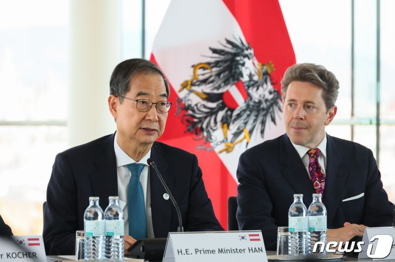 한덕수 국무총리가 9일(현지시간) 오스트리아 기업인 간담회에서 발언하고 있다.(총리실 제공)/