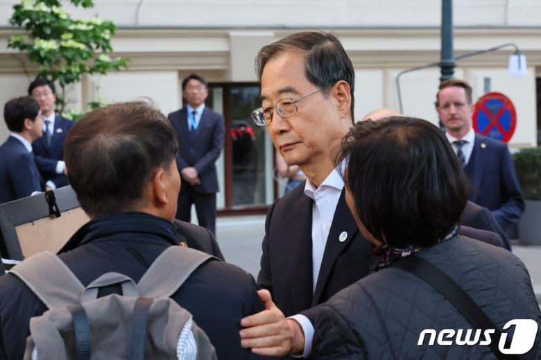 한덕수 국무총리는 9일(현지시간) 오스트리아 비엔나의 한 호텔 앞에서 이태원 참사 희생자 고(故) 김인홍씨(25) 유가족과 만나고 있다.(총리실 제공)