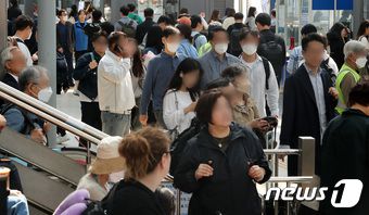 윤석열 대통령이 코로나19 위기 경보 수준을 '심각'에서 '경계'로 하향 조정 발표한 11일 서울역에서 시민들이 발걸음을 옮기고 있다. ⓒ News1 이동해 기자