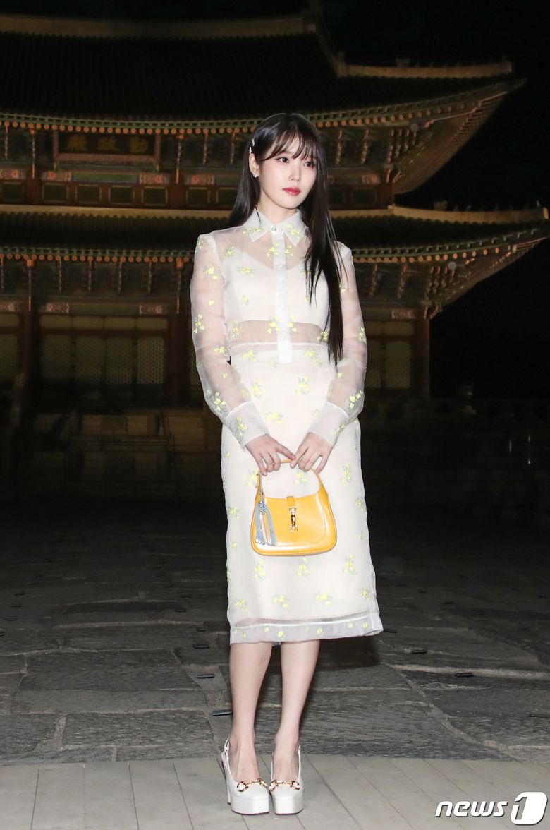 가수 아이유가 16일 서울 종로구 경복궁 근정전 입구에서 진행된 구찌(Gucci)의 2024 크루즈 쇼 포토콜 행사에서 포즈를 취하고 있다. ⓒ News1 권현진 기자