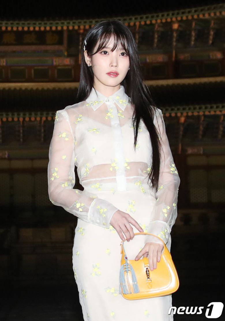 가수 아이유가 자신이의 생일인 16일 서울 종로구 경복궁 근정전 입구에서 진행된 구찌(Gucci)의 2024 크루즈 쇼 포토콜 행사에 참석해 눈부신 미모를 선보이고 있다. ⓒ News1 권현진 기자