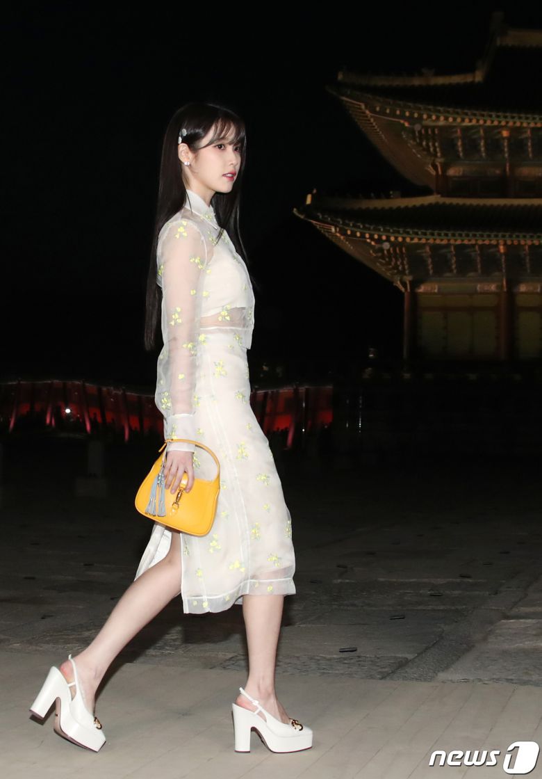 가수 아이유가 16일 서울 종로구 경복궁 근정전 입구에서 진행된 구찌(Gucci)의 2024 크루즈 쇼 포토콜 행사에 참석하고 있다. ⓒ News1 권현진 기자