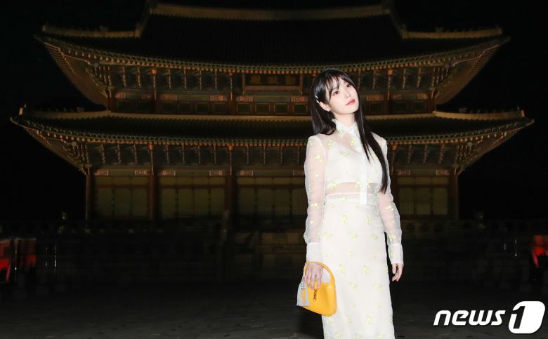 배우 아이유가 16일 서울 종로구 경복궁 근정전 입구에서 진행된 구찌(Gucci)의 2024 크루즈 쇼 포토콜 행사에서 포즈를 취하고 있다.  ⓒ News1 권현진 기자