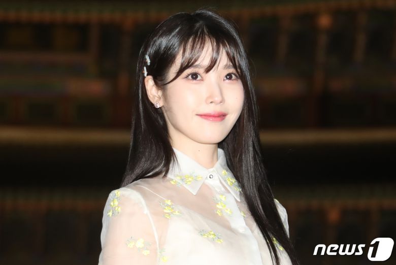 배우 아이유가 16일 서울 종로구 경복궁 근정전 입구에서 진행된 구찌(Gucci)의 2024 크루즈 쇼 포토콜 행사에서 예쁜 미소를 짓고 있다. ⓒ News1 권현진 기자