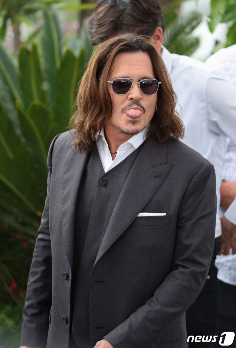 제76회 칸 국제영화제 개막 이틀째인 17일(현지시간) 프랑스 남부 칸 팔레 데 페스티발(Falais des Festival)에서 열린 ‘잔 뒤 바리’(Jeanne du Barry) 포토콜에서 주연 배우 조니 뎁이 취재진에게 혀를 내밀며 퇴장하고 있다. 2023.5.17/뉴스1 ⓒ News1 이준성 기자