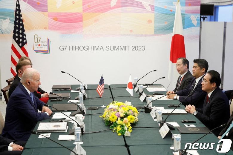 주요 7개국(G7) 정상회의를 하루 앞둔 18일 조 바이든 미국 대통령과 기시다 후미오 일본 총리가 일본 히로시마의 리가로얄 호텔에서 회담하고 있다. 2023.05.18. ⓒ 로이터=뉴스1 ⓒ News1 김성식 기자