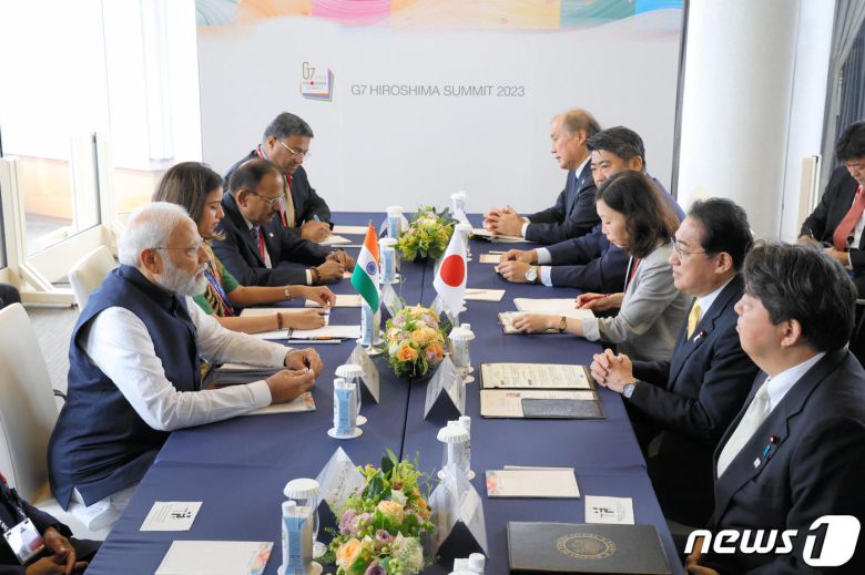 기시다 후미오 일본 총리가 20일 (현지시간) 일본 히로시마에서 열린 G7 정상회의 중 나렌드라 모디 인도 총리와 회담을 하고 있다. ⓒ AFP=뉴스1 ⓒ News1 우동명 기자