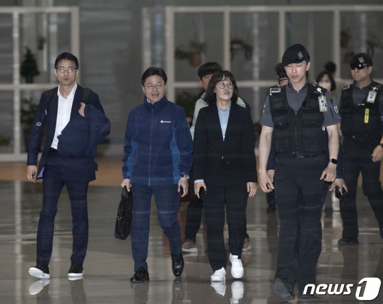 후쿠시마 원전 오염수 전문가 현장시찰단장을 맡은 유국희 원자력안전위원회 위원장(왼쪽 두 번째)이 21일 오전 인천국제공항 2터미널을 통해 일본으로 출국하고 있다. 원전 시설 및 방사선 분야 전문가 19명과 한국해양과학기술원(KIOST)의 해양환경방사능 전문가 1명 등 21명으로 구성된 시찰단은 이날부터 5박6일 일정으로 일본을 방문한다. 2023.5.21/뉴스1 ⓒ News1 신웅수 기자