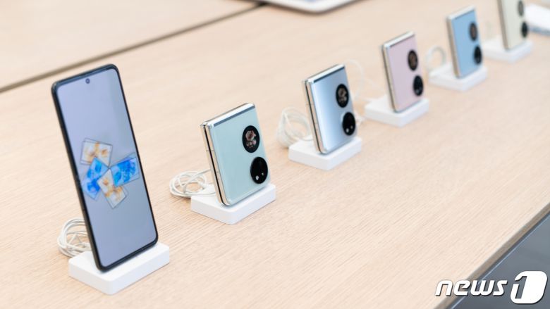 '갤럭시Z 플립' 시리즈를 연상시키는 화웨이 폴더블폰 제품 2023.5.18/뉴스1 ⓒ News1 이기범 기자