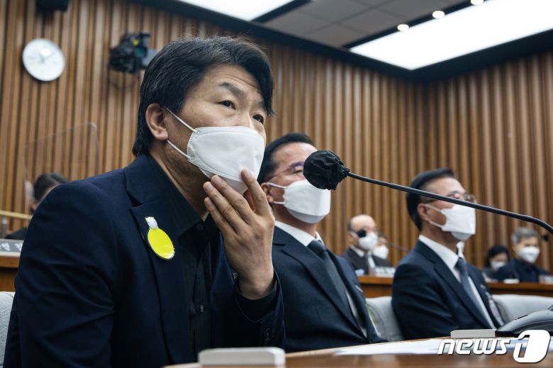 이임재 전 용산경찰서장이 4일 서울 여의도 국회에서 열린 용산 이태원참사 진상규명과 재발방지를 위한 국정조사 1차 청문회에서 의원 질의에 답하고 있다. 2023.1.4/뉴스1 ⓒ News1 유승관 기자