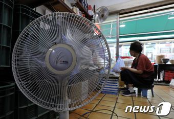 서울 시내 전통시장에서 한 상인이 장사를 준비하고 있다. ⓒ News1 이동해 기자