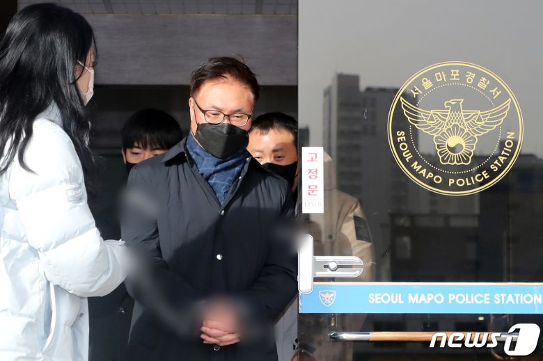 '이태원 참사' 관련 증거인멸교사 혐의를 받고 있는 박성민 전 서울경찰청 정보부장이 13일 오전 서울 마포경찰서에서 검찰로 송치되고 있다. 2022.12.13/뉴스1 ⓒ News1 황기선 기자