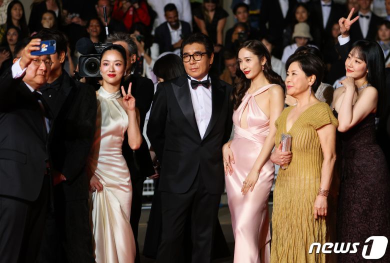 25일 오후(현지시간) 프랑스 남부 칸 팔레 데 페스티발(Palais des Festival) 뤼미에르 대극장에서 열린 제76회 칸 국제영화제 비경쟁 부문 초청작 ‘거미집’ 시사회에서 김지운 감독(오른쪽 네번째)과 출연진들이 레드 카펫에 오르기 전 휴대폰으로 셀카를 찍고 있다. 2023.5.26/뉴스1 ⓒ News1 이준성 기자