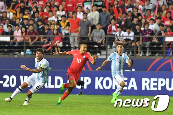 23일 오후 전북 전주월드컵경기장에서 열린 ' 2017 FIFA U-20 월드컵' A조 2차전 대한민국과 아르헨티나의 경기에서 이승우가 상대 수비를 제치고 돌파를 시도하고 있다. 2017.5.23/뉴스1 ⓒ News1 이동원 기자
