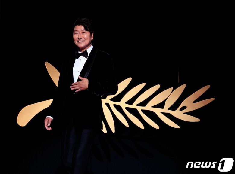 배우 송강호가 27일(현지시간) 프랑스 남부 칸 팔레 데 페스티벌에서 열린 제76회 칸 국제영화제 폐막식 시상자로 참석했다. ⓒ AFP=뉴스1