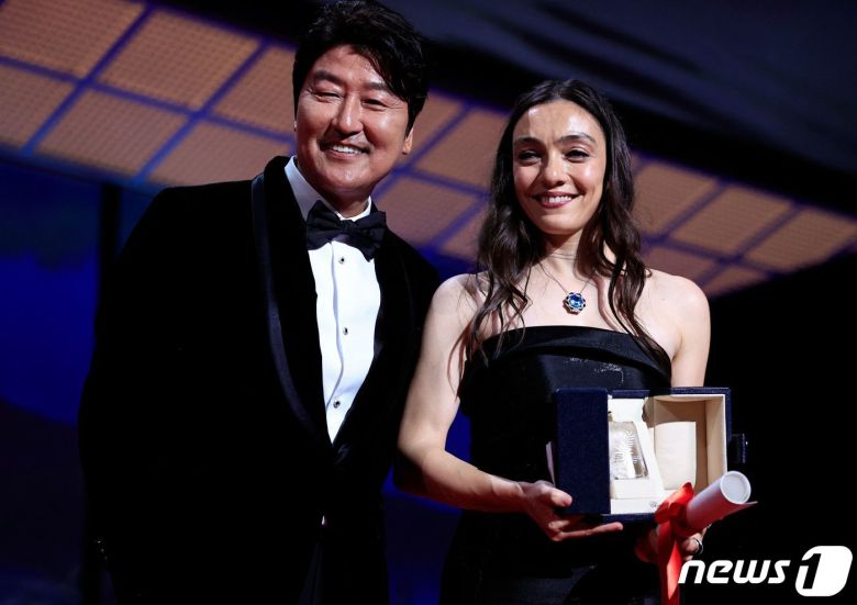 배우 송강호가 27일(현지시간) 프랑스 남부 칸 팔레 데 페스티벌에서 열린 제76회 칸 국제영화제 폐막식 시상자로 참석해 메르베 디즈다르에게 여우주연상을 시상했다. ⓒ AFP=뉴스1