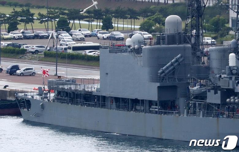 29일 오전 부산 남구 해군작전기지에 일본 해상자위대 호위함 하마기리함이 자위함기를 게양한 채 입항했다. 2023.5.29/뉴스1 ⓒ News1 윤일지 기자