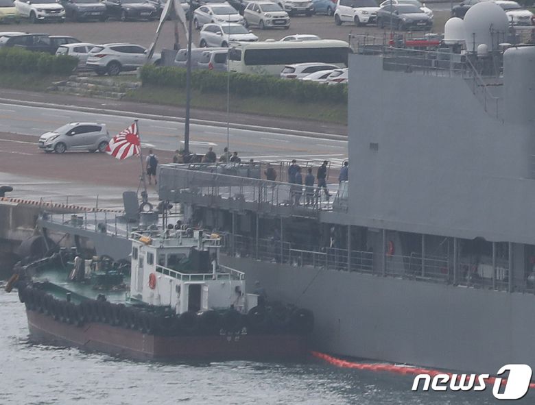 29일 오전 부산 남구 해군작전기지에 일본 해상자위대 호위함 하마기리함이 욱일기의 일종인 자위함기를 게양한 채 입항했다. 2023.5.29/뉴스1 ⓒ News1 윤일지 기자