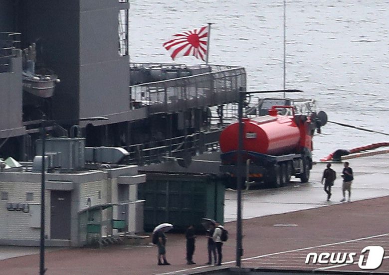 29일 부산 남구 해군작전기지에 일본 해상자위대 호위함 하마기리함이 욱일기의 일종인 자위함기를 게양한 채 입항했다. 2023.5.29/뉴스1 ⓒ News1 윤일지 기자