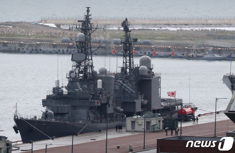 29일 부산 남구 해군작전기지에 일본 해상자위대 호위함 하마기리함이 욱일기의 일종인 자위함기를 게양한 채 입항했다. 2023.5.29/뉴스1 ⓒ News1 윤일지 기자