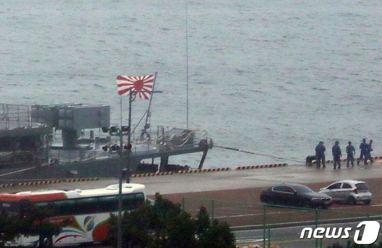 29일 오전 부산 남구 해군작전기지에 일본 해상자위대 호위함 하마기리함이 욱일기의 일종인 자위함기를 게양한 채 정박해 있다. 2023.5.29/뉴스1 ⓒ News1 윤일지 기자