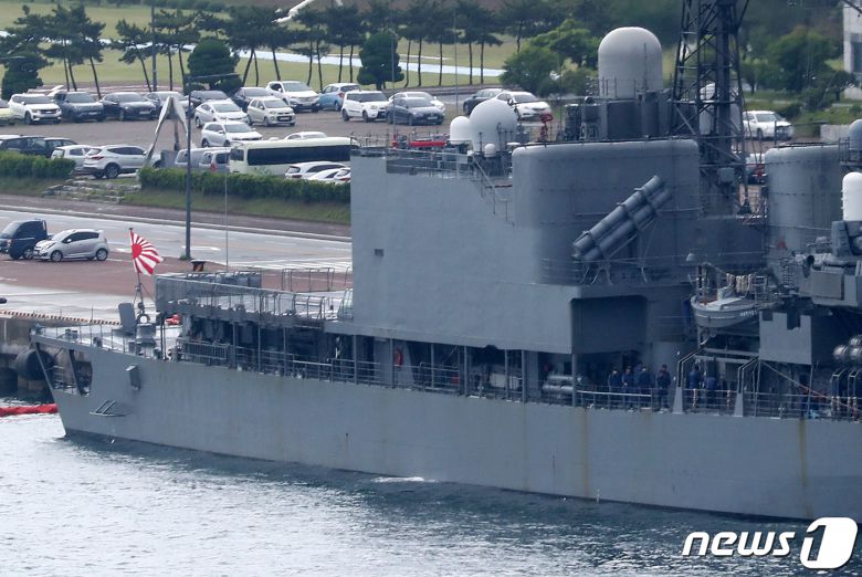 29일 오전 부산 남구 해군작전기지에 일본 해상자위대 호위함 하마기리함이 자위함기를 게양한 채 정박해 있다. 2023.5.29/뉴스1 ⓒ News1 윤일지 기자