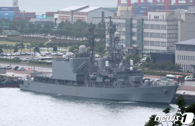 29일 오전 부산 남구 해군작전기지에 일본 해상자위대 호위함 하마기리함이 욱일기의 일종인 자위함기를 게양한 채 입항했다. 2023.5.29/뉴스1 ⓒ News1 윤일지 기자