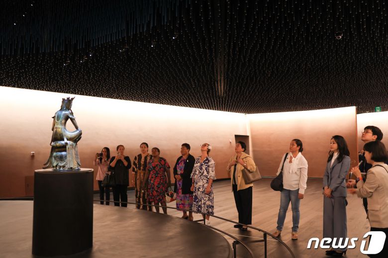 김건희 여사가 29일 서울 용산구 국립중앙박물관에서 열린 한-태평양도서국 정상 배우자 친교행사에서 참석자들과 전시물을 관람하고 있다. (대통령실 제공) 2023.5.29/뉴스1 ⓒ News1 오대일 기자