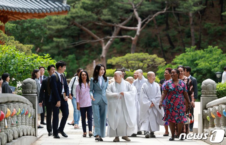김건희 여사가 29일 서울 은평구 진관사에서 열린 한-태평양도서국 정상 배우자 친교행사에서 참석자들과 사찰 경내를 둘러보고 있다. (대통령실 제공) 2023.5.29/뉴스1 ⓒ News1 오대일 기자