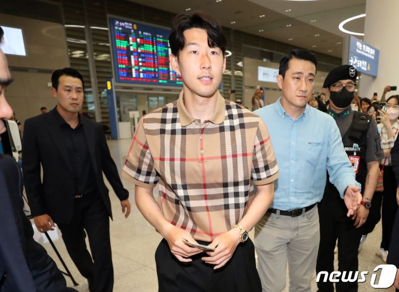 잉글랜드 프로축구 프리미어리그(EPL) 2022-2023 시즌을 마친 손흥민이 30일 인천국제공항 제2여객터미널을 통해 귀국하고 있다. 잉글랜드 무대에서 8번째 시즌을 소화한 손흥민은 리그에서 10골 6도움을 올렸다.  2023.5.30/뉴스1 ⓒ News1 김성진 기자