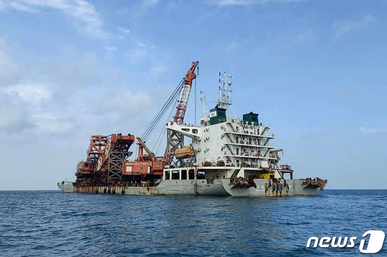 30일(현지시간) 말레이시아 해양경찰청이 공개한 중국인 등록 선박. 조호르주 탄정시앙 인근 해상에 정박해 있는 모습 2023.5.30 ⓒ AFP=뉴스1 ⓒ News1 정윤미 기자