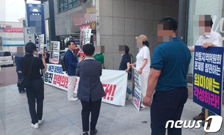 비명계인 박용진 더불어민주당 의원이 26일 경북 안동에서 열린 안동 예천지역위원회와 협약식에 참석하려는 것을 민주당 강성 지지자들이 막아서고 있다. ( SNS 갈무리) ⓒ 뉴스1